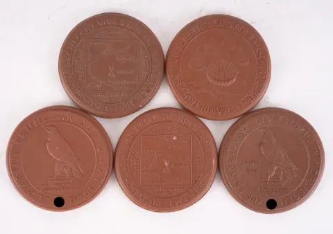 Collection de 5 médailles en grès de Böttcher de la manufacture de Meissen. Entre autres désigné : 7e Fallschirmjäger…