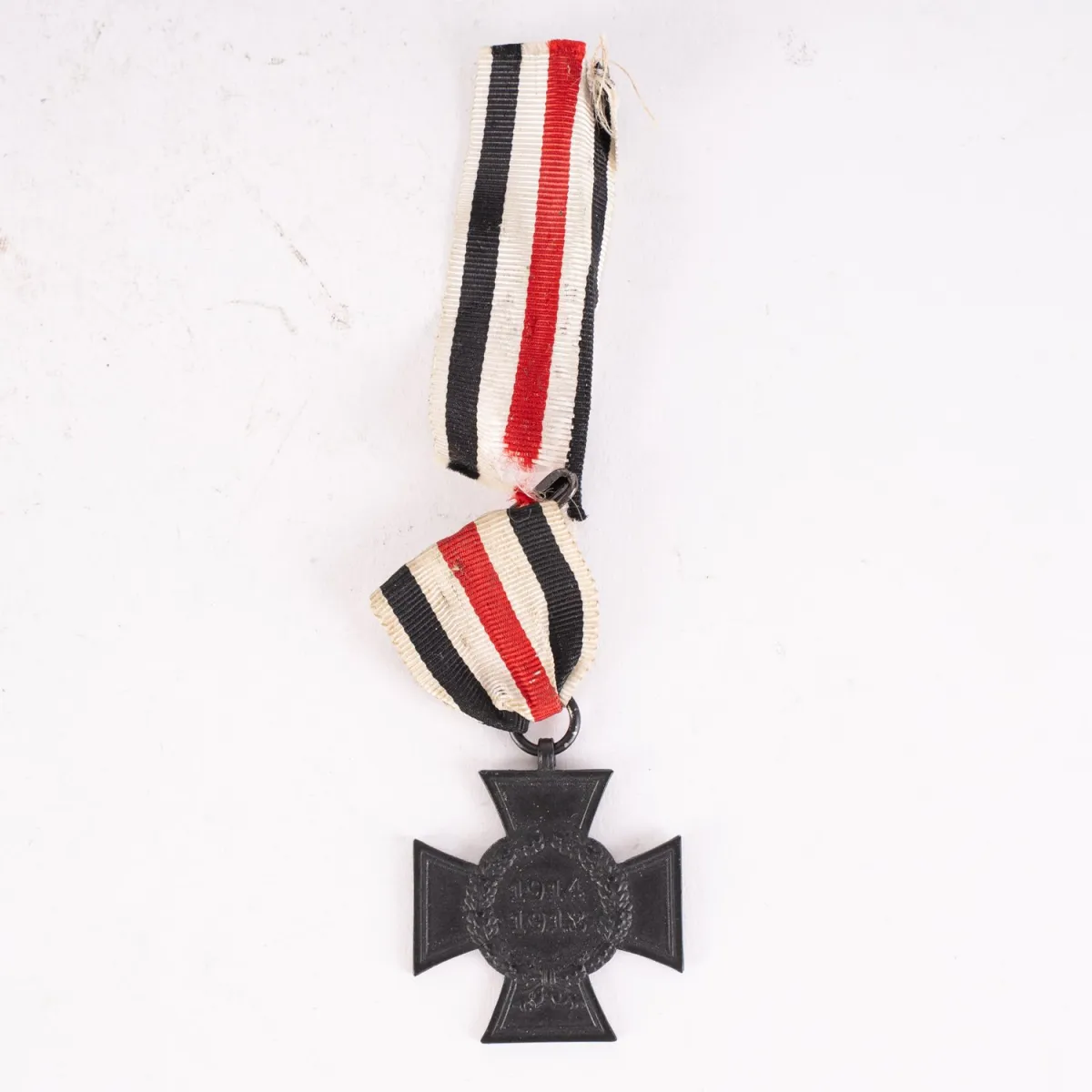 Croix du participant à la guerre 1914-18 sur ruban confectionné.