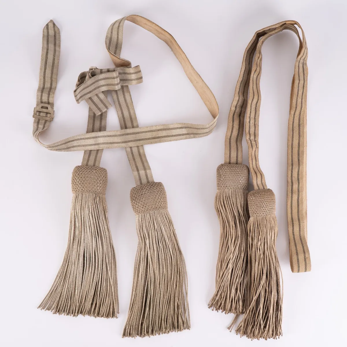 2 écharpes de parade pour uniforme d'officier à l'époque impériale, Prusse jusqu'en 1918. Écharpe d'épaule env. 220 cm de long, écharpe de ventre…