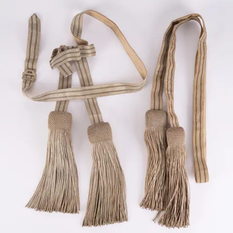 2 écharpes de parade pour uniforme d'officier à l'époque impériale, Prusse jusqu'en 1918. Écharpe d'épaule env. 220 cm de long, écharpe de ventre…