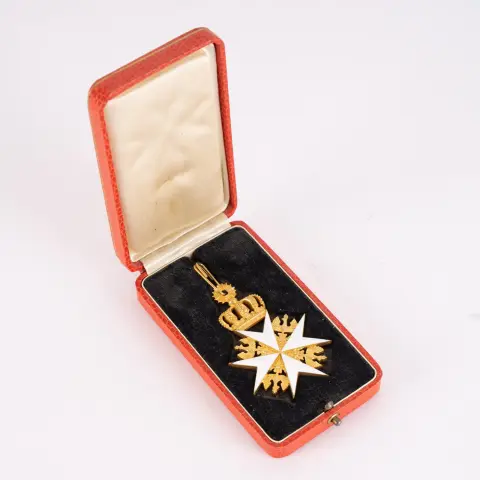 Croix de Saint-Jean, couronnée : chevalier d'honneur de l'ordre de Saint-Jean, dans écrin de remise original, croix dorée, hauteur sans cour…