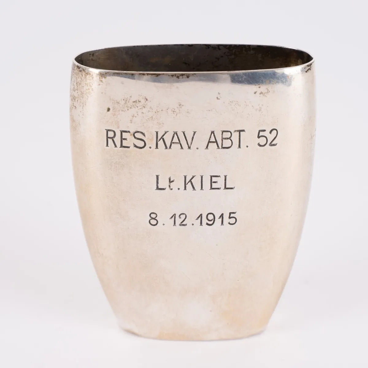 Silberner Trinkbecher aus dem ehemaligen Besitz des Wilhelm Kiel (1889 - 1917), bezeichnet: RES. KAV. BAT. 52 - Lt. KIEL…