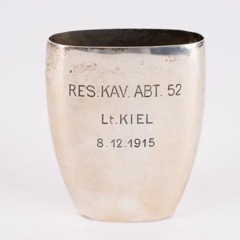Gobelet en argent ayant appartenu à Wilhelm Kiel (1889 - 1917), inscription : RES. KAV. BAT. 52 - Lt. KIEL…