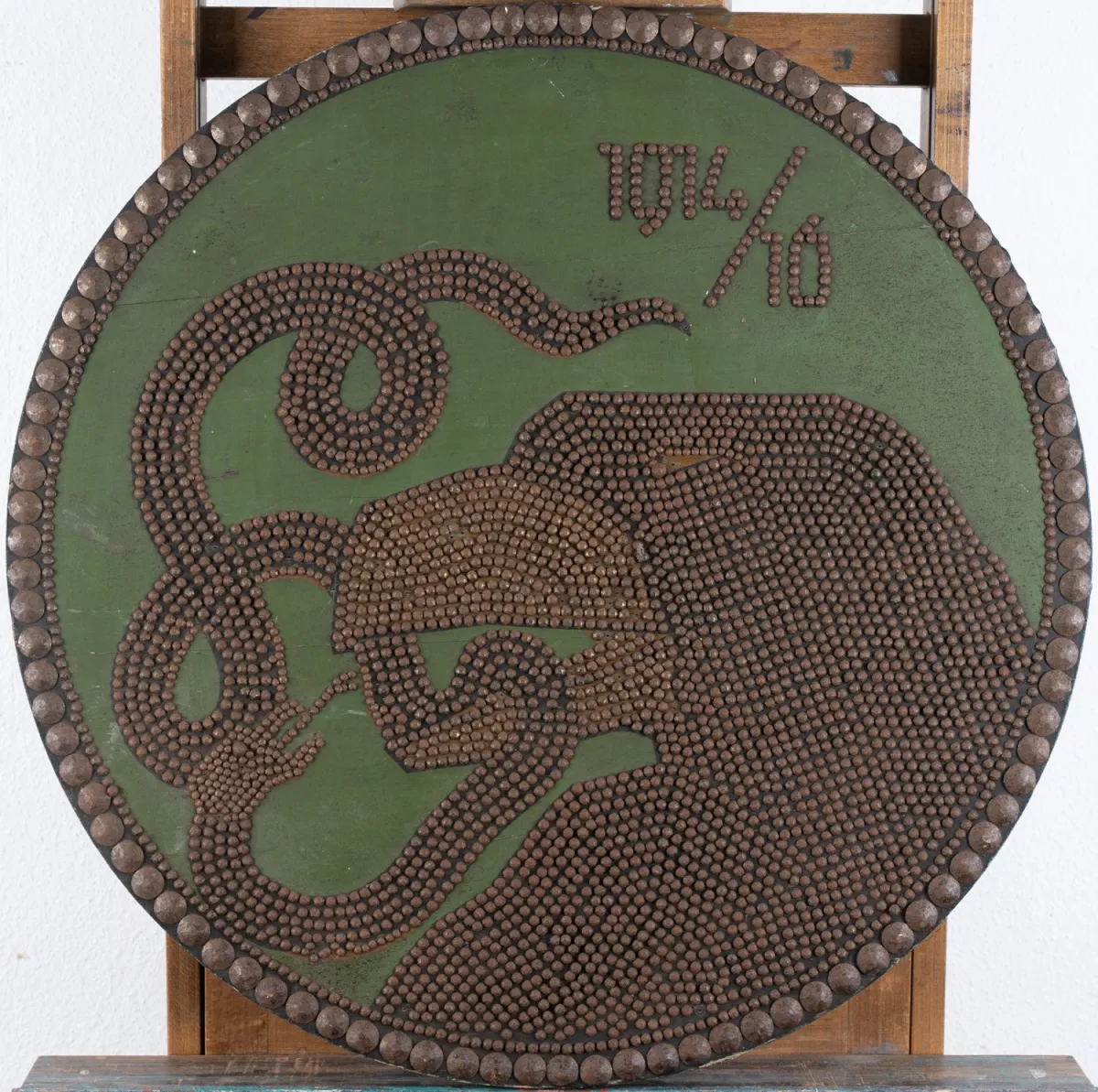 Tableau rond en clous de 1916, clous en fer forgé, panneau en bois décoré, diamètre env. 71 cm, dessin…