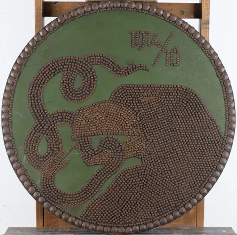 Tableau rond en clous de 1916, clous en fer forgé, panneau en bois décoré, diamètre env. 71 cm, dessin…