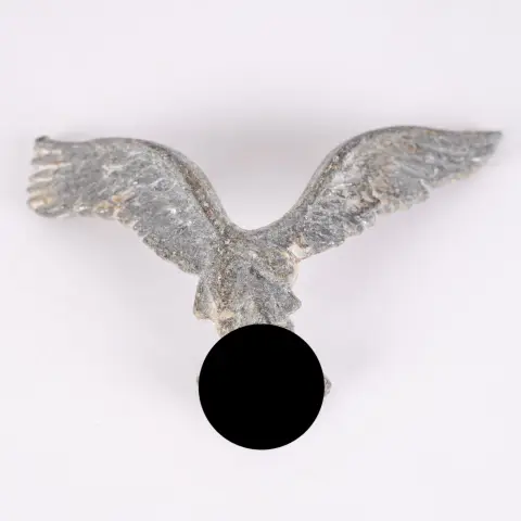 Insigne de pilote, fonte de zinc, probablement trouvaille de fouille.