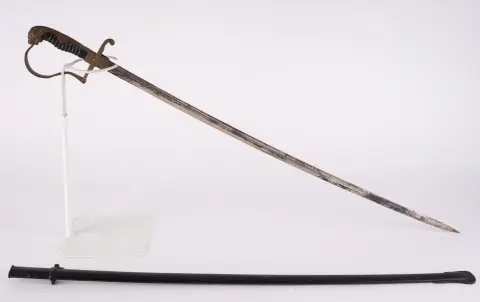 Sabre à tête de lion pour officiers de l'armée avec yeux de verre rouges.
