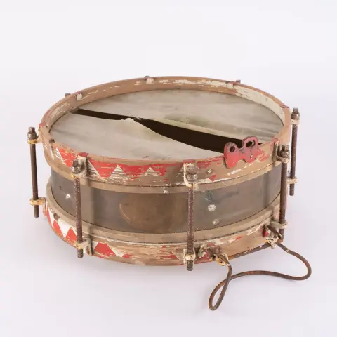 Tambour de marche HJ avec traces d'âge évidentes, deux peaux déchirées, diamètre env. 47 cm.