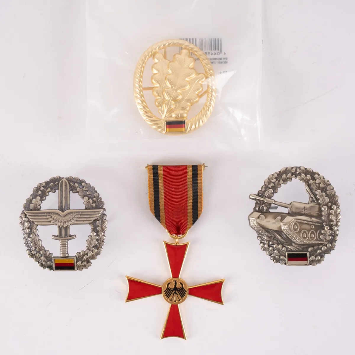 Lot de 4 insignes / décorations différents de la République fédérale d'Allemagne après 1949.
