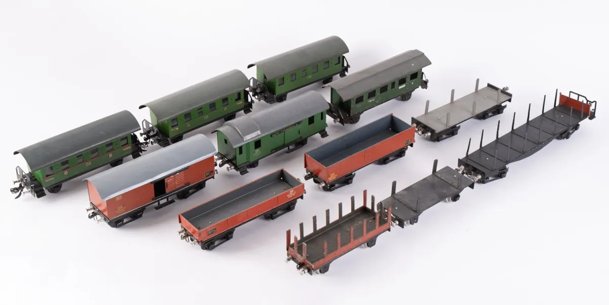 Lot de 10 + 2 (2 ajoutés, incertains) wagons Liebmann / Stadtilm, âges, tailles et modèles divers