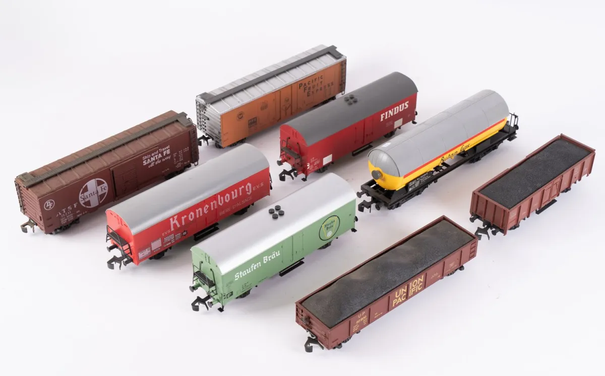 8 wagons de marchandises divers, échelle zéro, joués / non testés, âges, tailles, fabricants et états divers