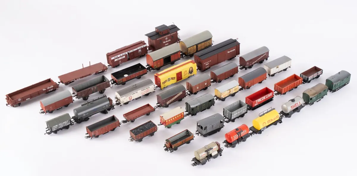 39-piece H0 gauge freight wagon lot, various ages, sizes, manufacturers, materials and conditions, played with / untested.