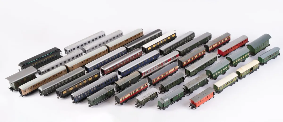 37-piece H0 gauge freight wagon lot, various ages, sizes, manufacturers, materials and conditions, played with / untested.