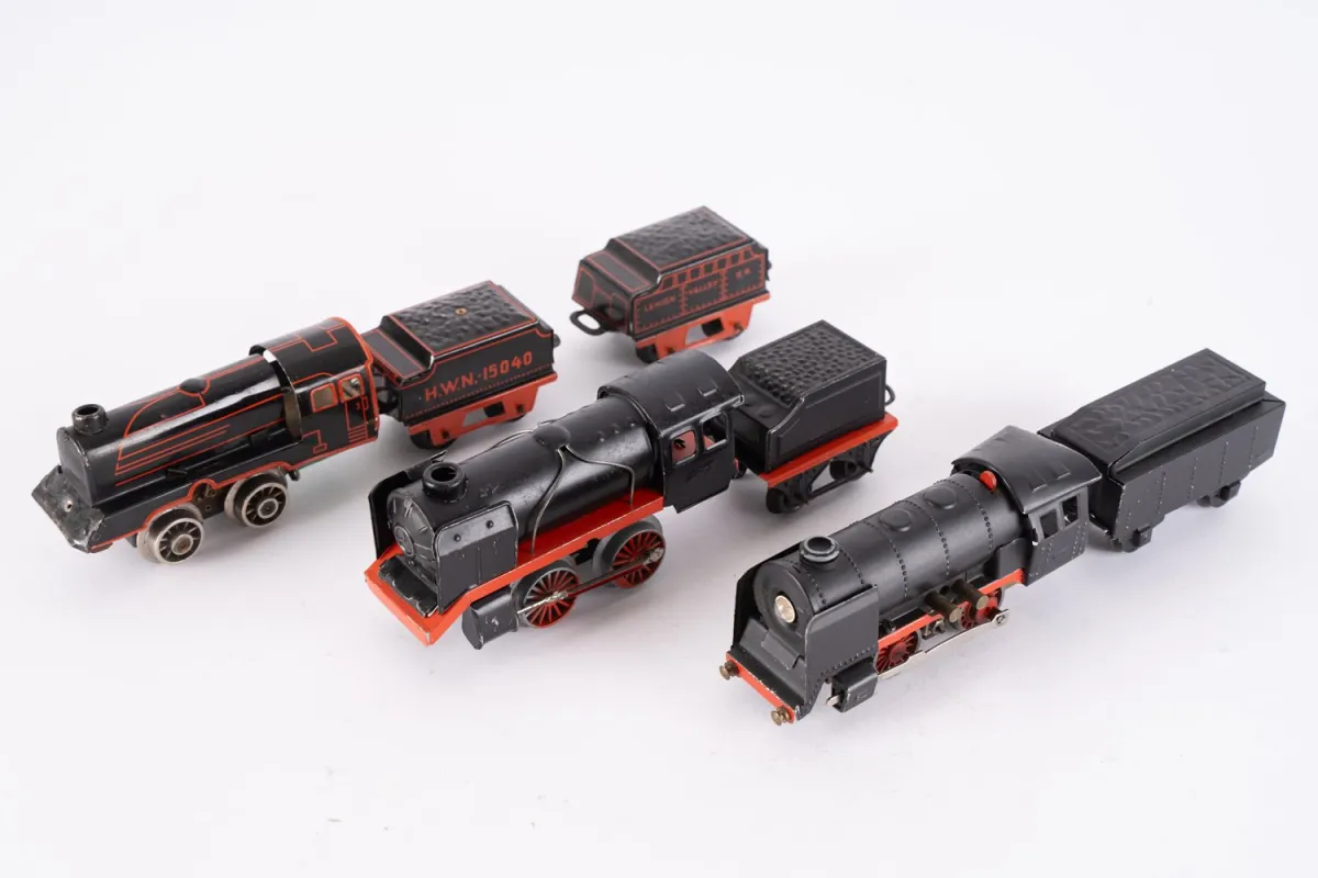 Lot de 7 pièces composé de 3 locomotives et 4 tenders, échelle 0, joué / non testé.