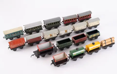 Lot de 19 pièces de divers wagons de marchandises, échelle 0, partiellement zone US, âges, tailles et états variés.