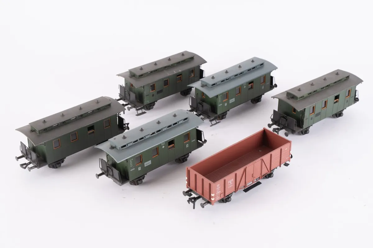 Lot de 6 wagons Pola - Maxi, échelle zéro, non testés, état variable.