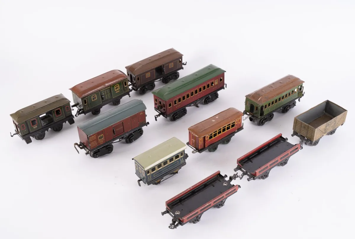 Lot de 11 voitures et wagons divers, en partie historiques, échelle zéro, non testés. Diverses al...