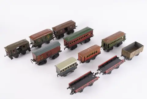 Lot de 11 voitures et wagons divers, en partie historiques, échelle zéro, non testés. Diverses al...