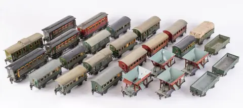 Lot de 26 pièces, échelle 0, wagons de marchandises et de voyageurs, dont Märklin, joué / non testé, âges divers