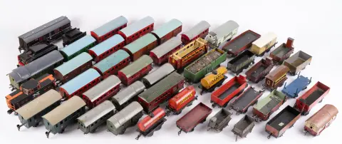 Lot de 48 wagons divers, échelle 0, âges, tailles, fabricants, matériaux et états divers