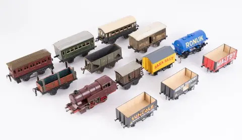 Lot de 13 pièces, échelle zéro, composé de 1 locomotive (zone US) et 12 wagons, âges, tailles, fabricants divers, M…