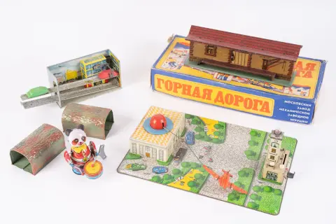 Petite collection de jouets en tôle, 1x en emballage d'origine, âges, tailles, fabricants et états divers.