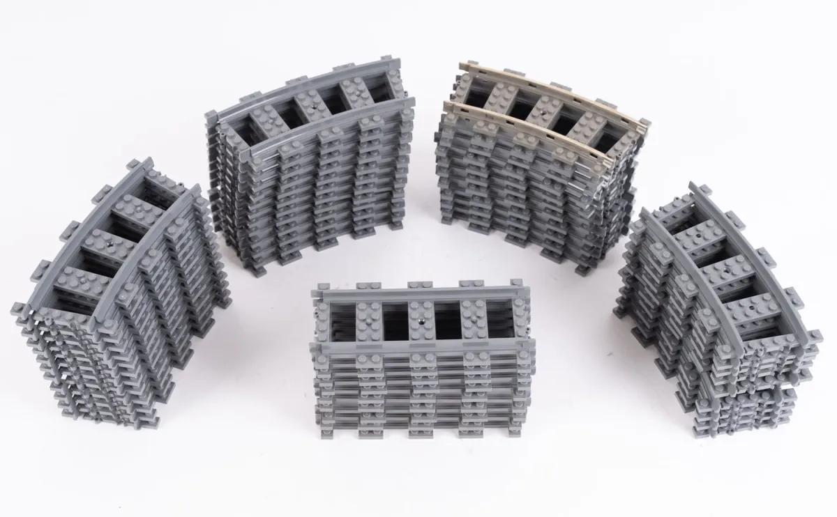 Lot de 55 rails LEGO, état divers, composé de 10 rails droits et 45 rails courbes.