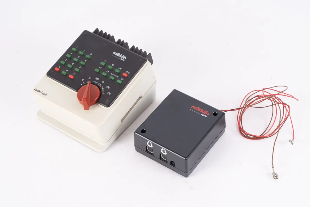Märklin Digital: Control Unit 6021 i element dodatkowy, używany / niesprawdzony.