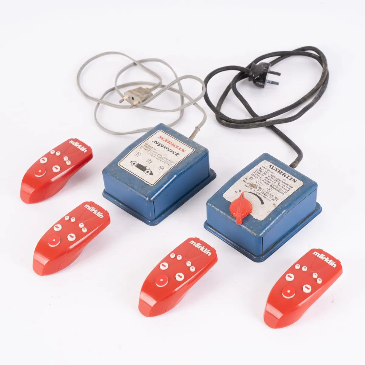 Lot de 6 pièces Märklin, composé de 2x transformateur et 4x commande manuelle, joué / non testé.
