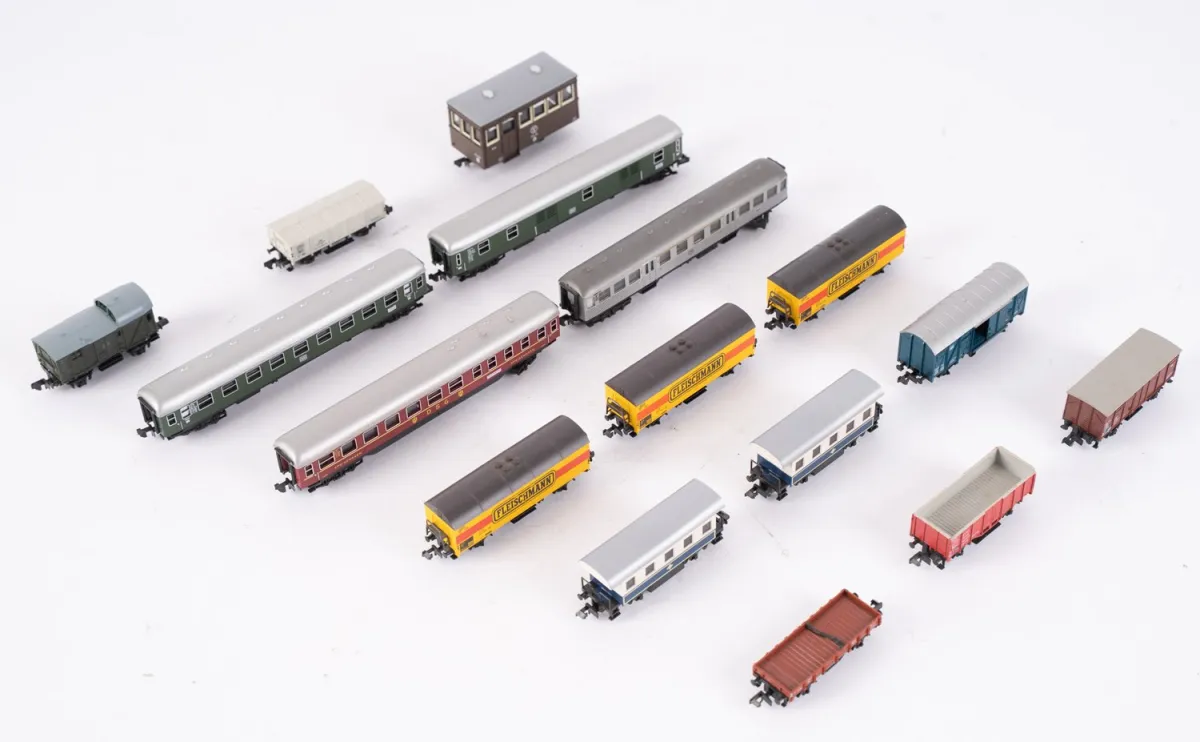 Lot de 16 wagons échelle N, joué / non testé.