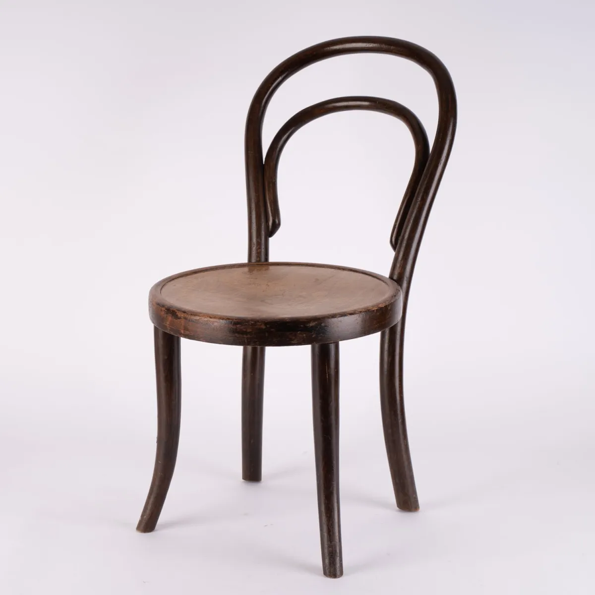 THONET - Kinderstoel, gebogen hout, frame met brandstempel, rugleuning hoogte ca. 63 cm, zithoogte ca. 33 cm. Goede ongerestaureerde staat…