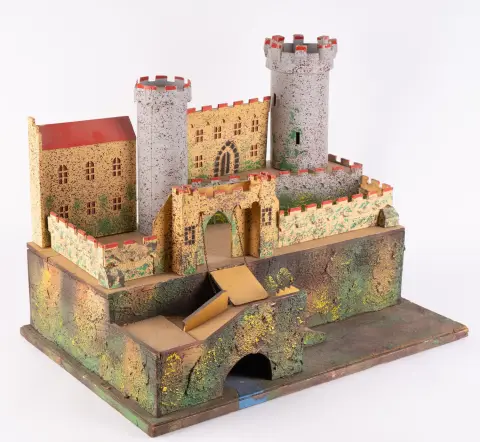 Grand ensemble de château, 2e moitié du 20e s., non marqué, fabrication artisanale ? Partiellement électrifié, env. 48 x 65 x 45 cm. Pas d'envoi...