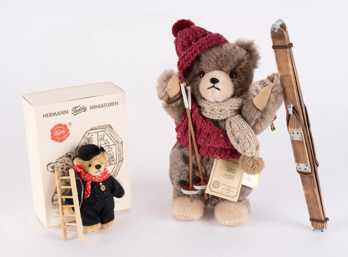 2 verschiedene Hermann-Teddys in original Kartonagen, Länge ca. 16 bzw. ca. 20 cm.