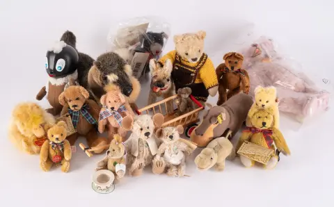 Lot de 20 peluches diverses, principalement des ours, longueurs d'env. 8 à env. 30 cm, 1 chariot à main en bois…