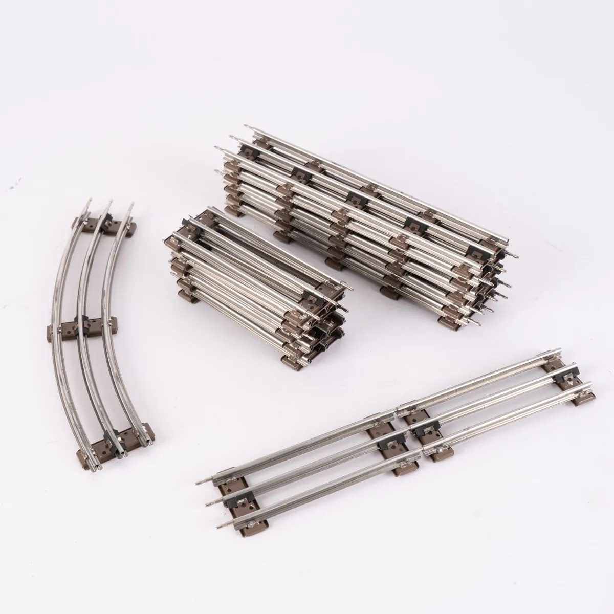 (G) Lot de 12 rails échelle zéro, composé de 6 longs et 5 courts droits (env. 12,5 cm chacun), ainsi que 1 courbe,…