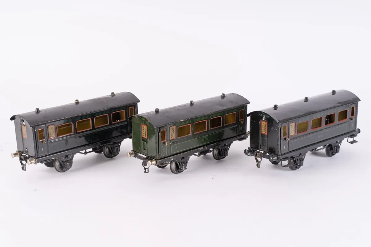 Série de 3 voitures, modèle no. 18741, classe 1-3, Märklin, échelle 1 / G, portes à ouvrir manuellement, divers …