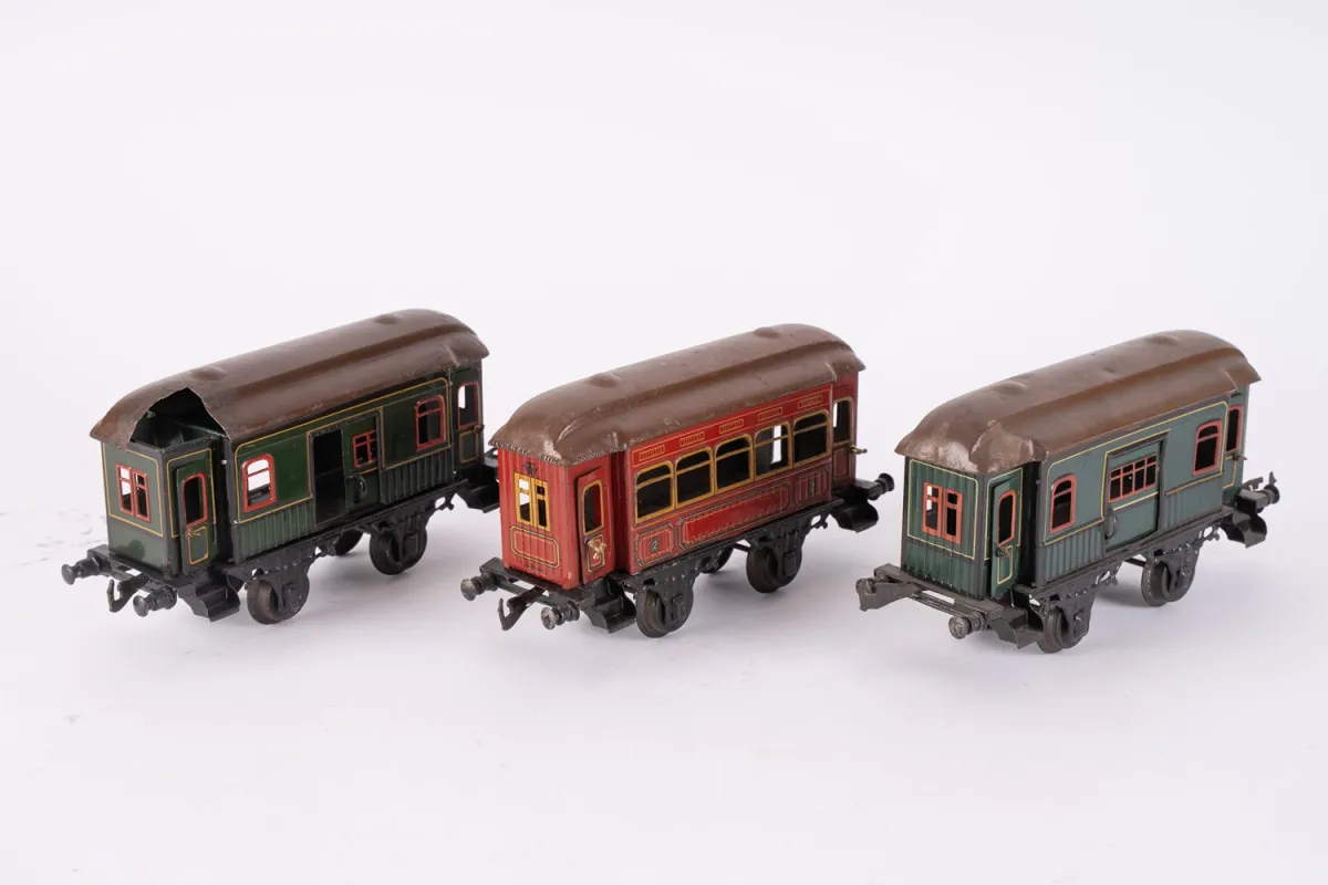 3 wagons, avant-guerre, échelle 1 / échelle G, Bing / Nuremberg, comprenant : 1 voiture voyageurs 2e classe et 2 fourgons, ...