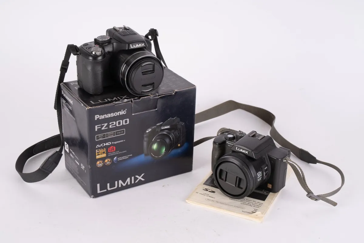2x PANASONIC LUMIX, 1x w oryginalnym opakowaniu, 1x z instrukcją, oba niesprawdzone.