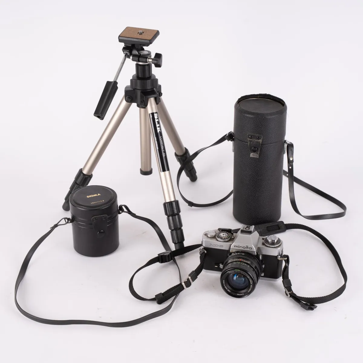 MINOLTA XD-5 appareil photo analogique avec 3 objectifs différents et 1 trépied. Objectifs : 1x Sigma Mini Wide 1:2,8 / = 2…