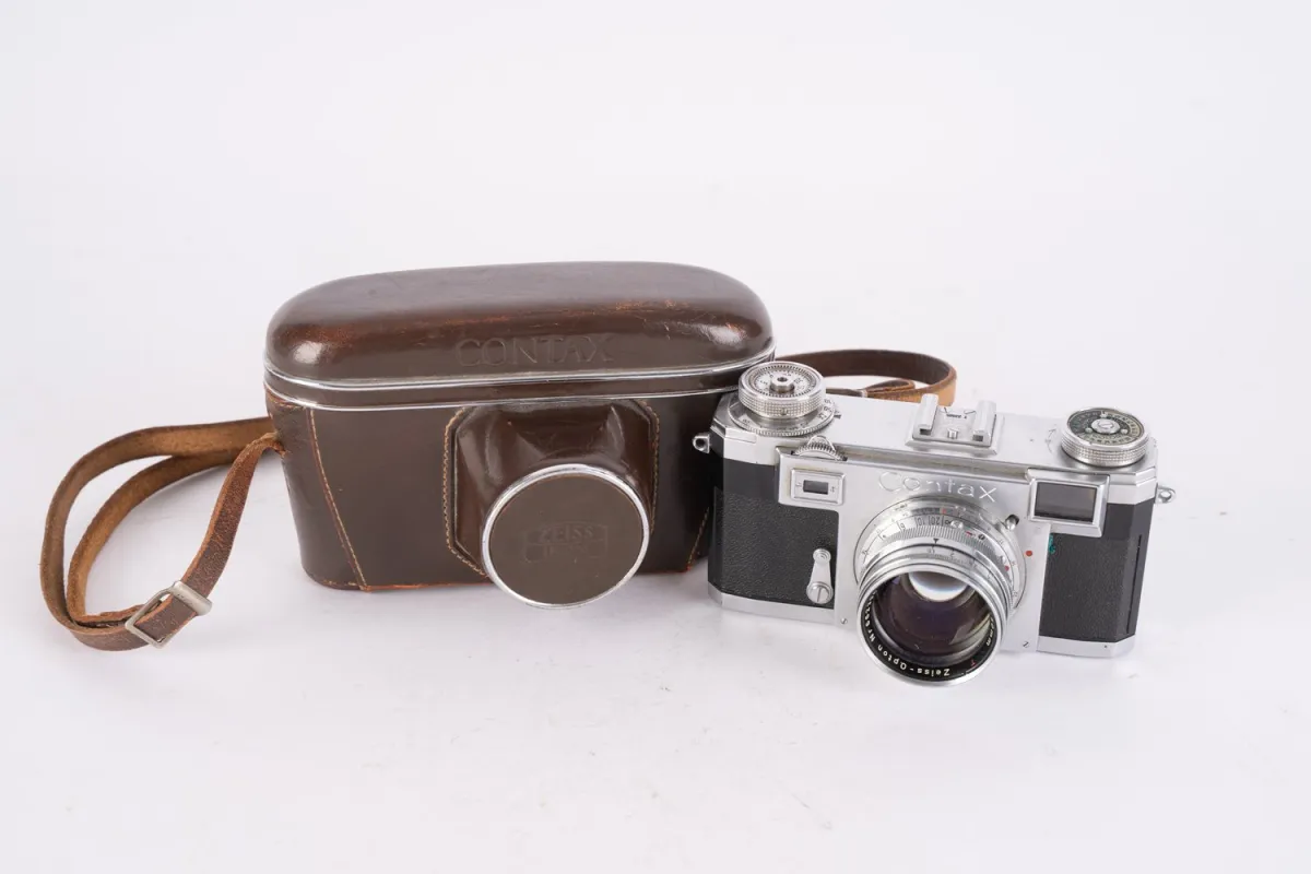 CONTAX - Kamera mit Zeiss-Opton Objektiv No. 662396 - Sonnar 1:1,5 f= 50mm, ungeprüft, klare Optik, Lederetui.