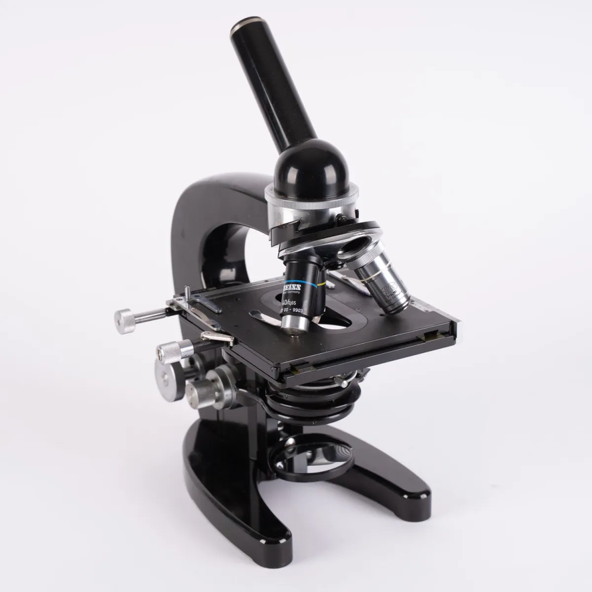 Grand microscope dans une boîte en bois avec accessoires divers, tourelle rotative, orientable et réglable en hauteur.