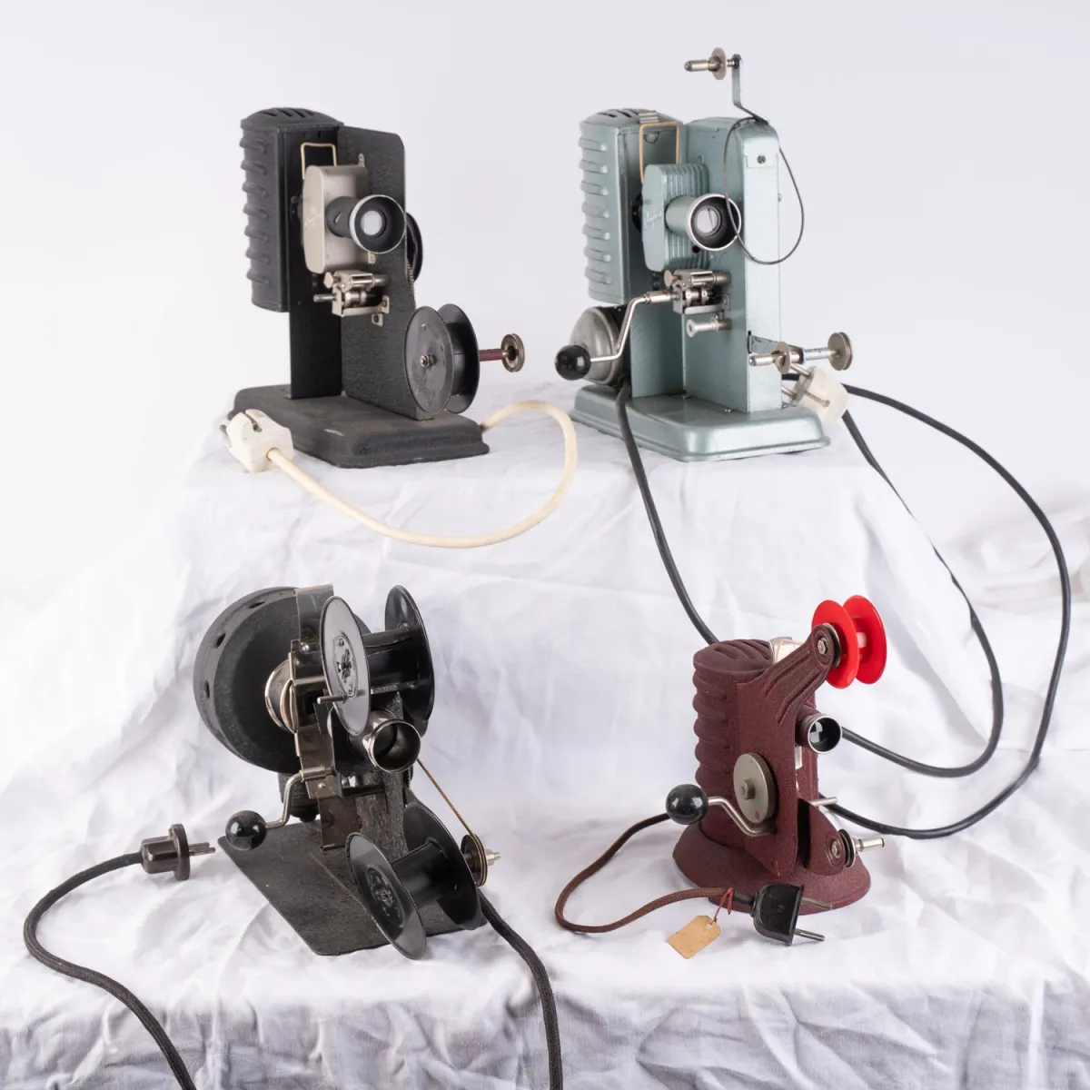 Lot de 4 projecteurs de films différents, âges, tailles, fabricants et états divers. Non testés.