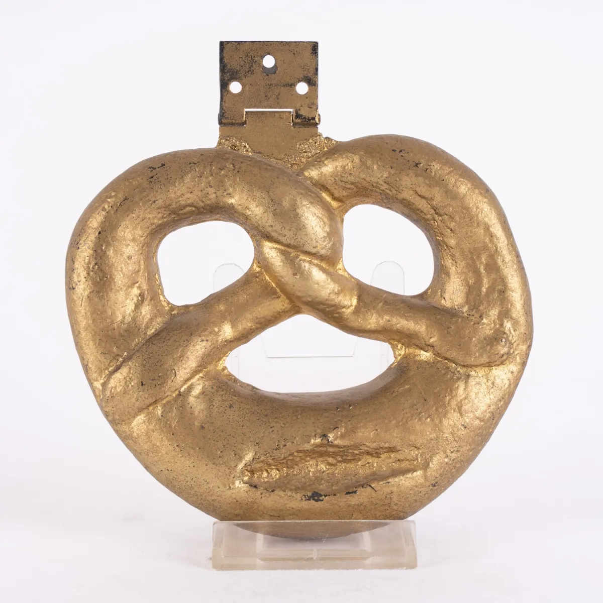 Pretzel-shaped door handle from a bakery, mid-20th century, cast metal with side hinge, approx. 13.5 x 14.5 cm, approx. 1.7 kg