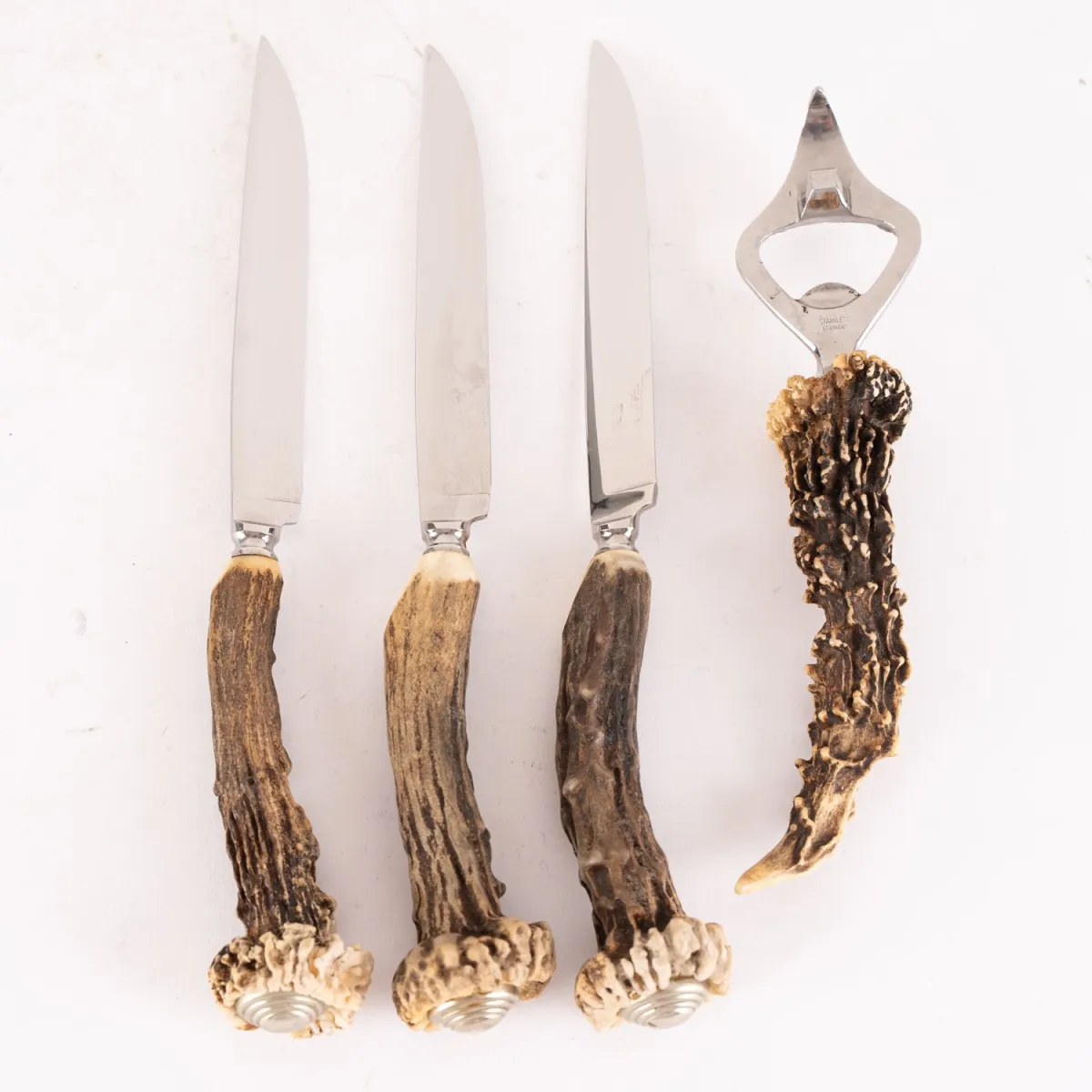 Lot de 4 pièces de couverts avec manche en corne de cerf. 3 couteaux et 1 ouvre-bouteille, très bon état.