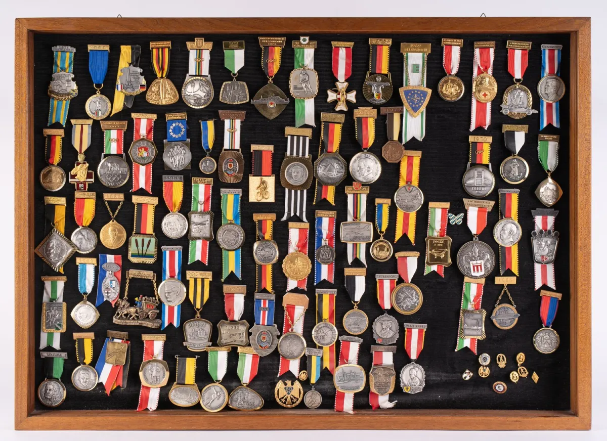 Extensive collection of civilian medals and badges, mainly sports-related, some in 800 silver