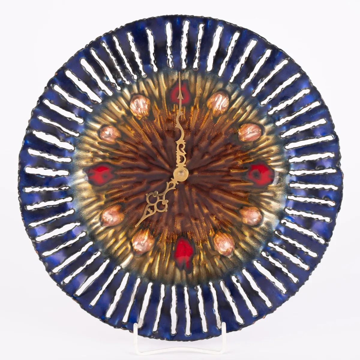Enameled wall clock from the 1960s, untested quartz movement, diameter approx. 33 cm.