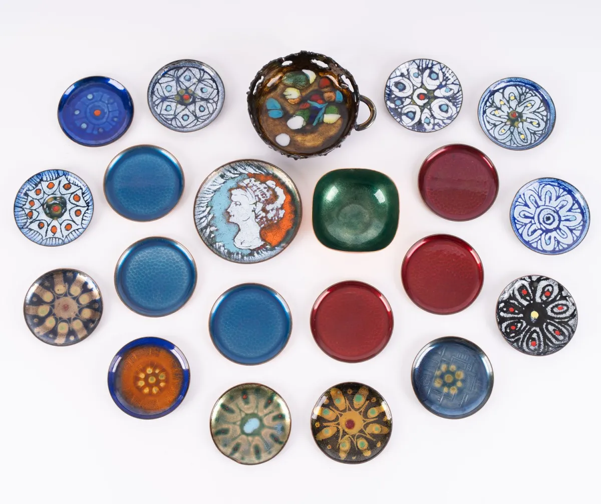 Lot de 21 pièces en émail, composé de 20 dessous de verre différents (diamètre d'env. 8,5 à env. 12 cm)…