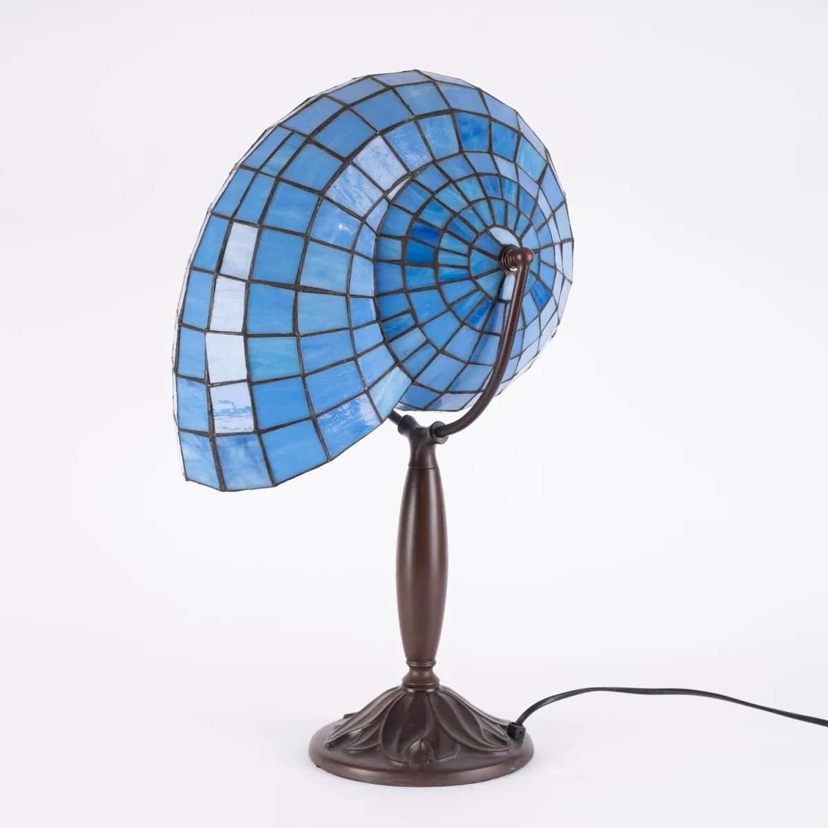 Lampe de table décorative style Tiffany, Asie 20e/21e s., abat-jour en forme de coquille, incrustations de verre, base bronze