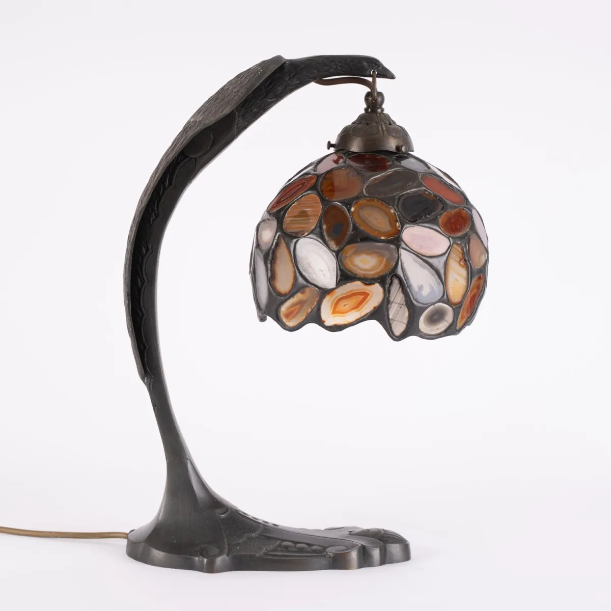 Extravagante Tischlampe im Art-Deco-Stil, bräunlich patinierter Bronzeguss. Höhe ca. 45 cm, der Schirm mit ca. 20 cm Dur…