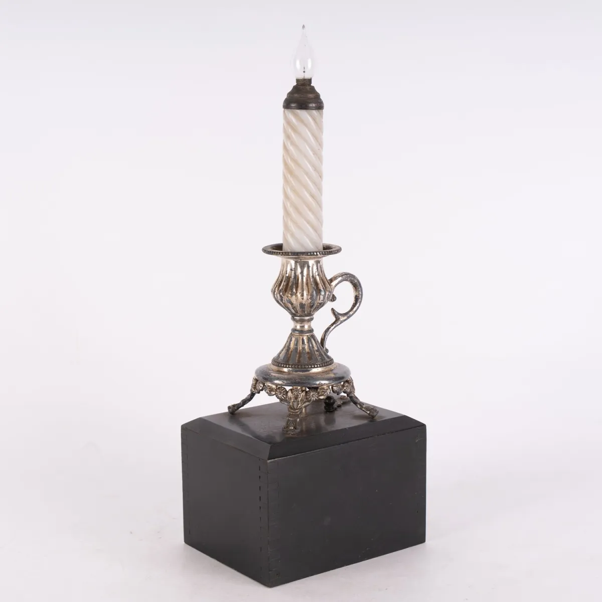 Rzadki, wczesny, pierwotnie na baterie, jednopłomieniowy świecznik stołowy ok. 1900, metal posrebrzany na wysokim...